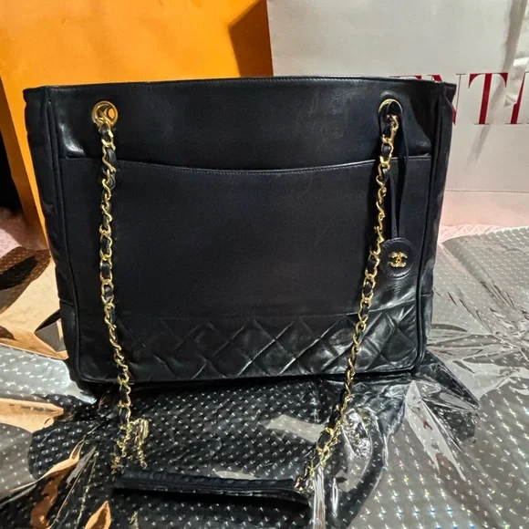 Vintage Chanel Black Leather tote - Picture 10 of 16